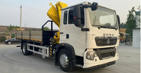 Гидравлический кран-манипулятор HYVA HB152 – E3 5200 кг на шасси HOWO T5G 4x2 АКПП с алюмин. бортовой платформой 6800 мм – фото 1