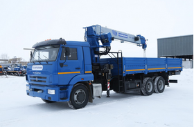 КМА 150-2 кран-манипулятор на бортовом автомобиле КамАЗ-65117 с сертифицированной рабочей поворотной платформой  (±90 градусов, высота подъема до 22 метров), кабина шасси со спальным местом, длина бортовой платформы 6.950 мм, – фото 1