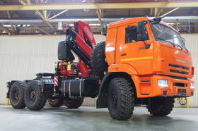 Шарнирно-сочлененный КМУ с задними раздвижнымие опорами Fassi F195A 0.23+бур на тягаче КАМАЗ 43118-3090-50 – фото 1
